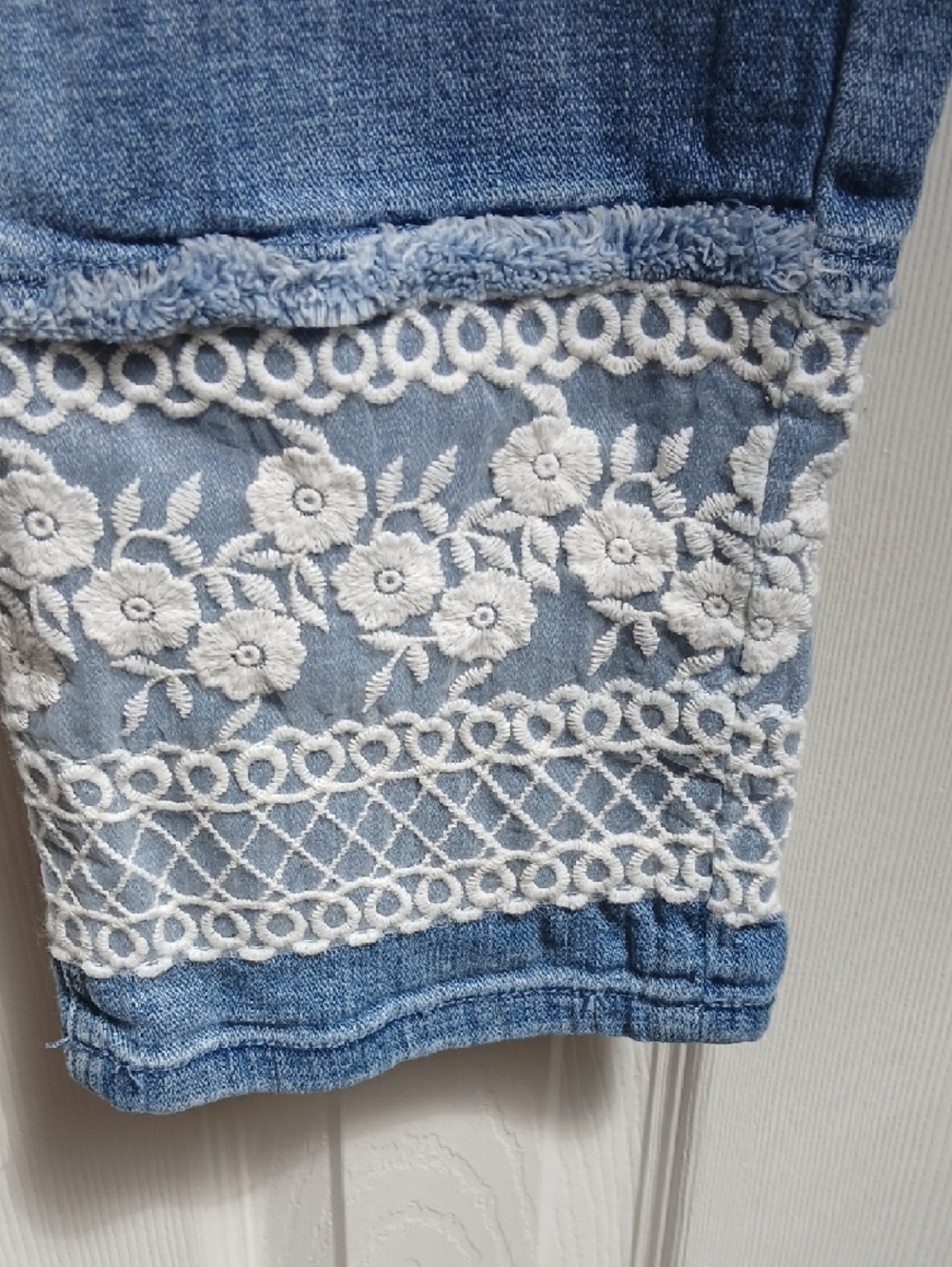 Tru Luxe Embroidered Floral Light Blue Women's Crop Jeans with Lace Trim Size 12 - Picture 5 of 14